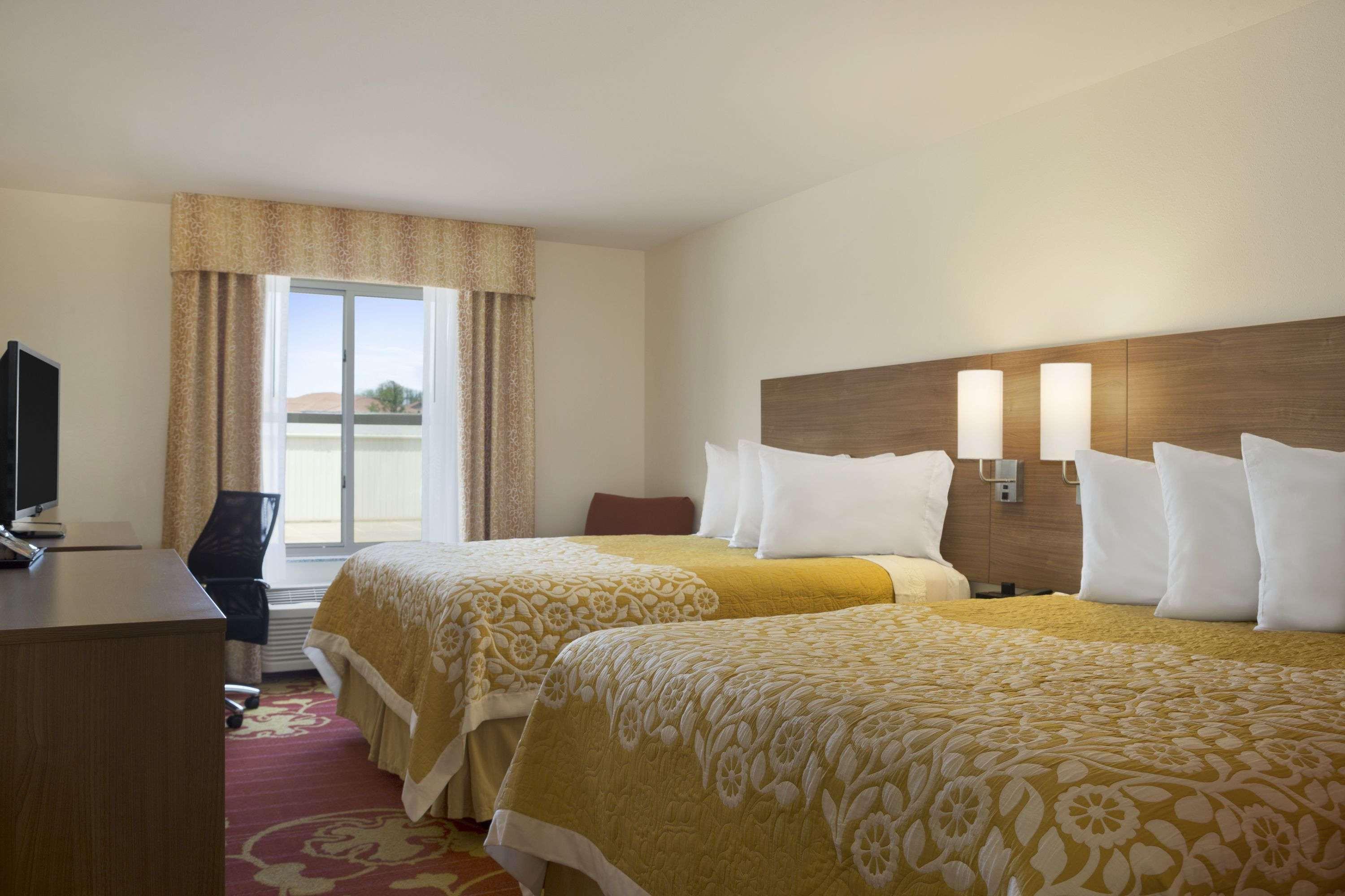 Days Inn & Suites By Wyndham Belmont Экстерьер фото
