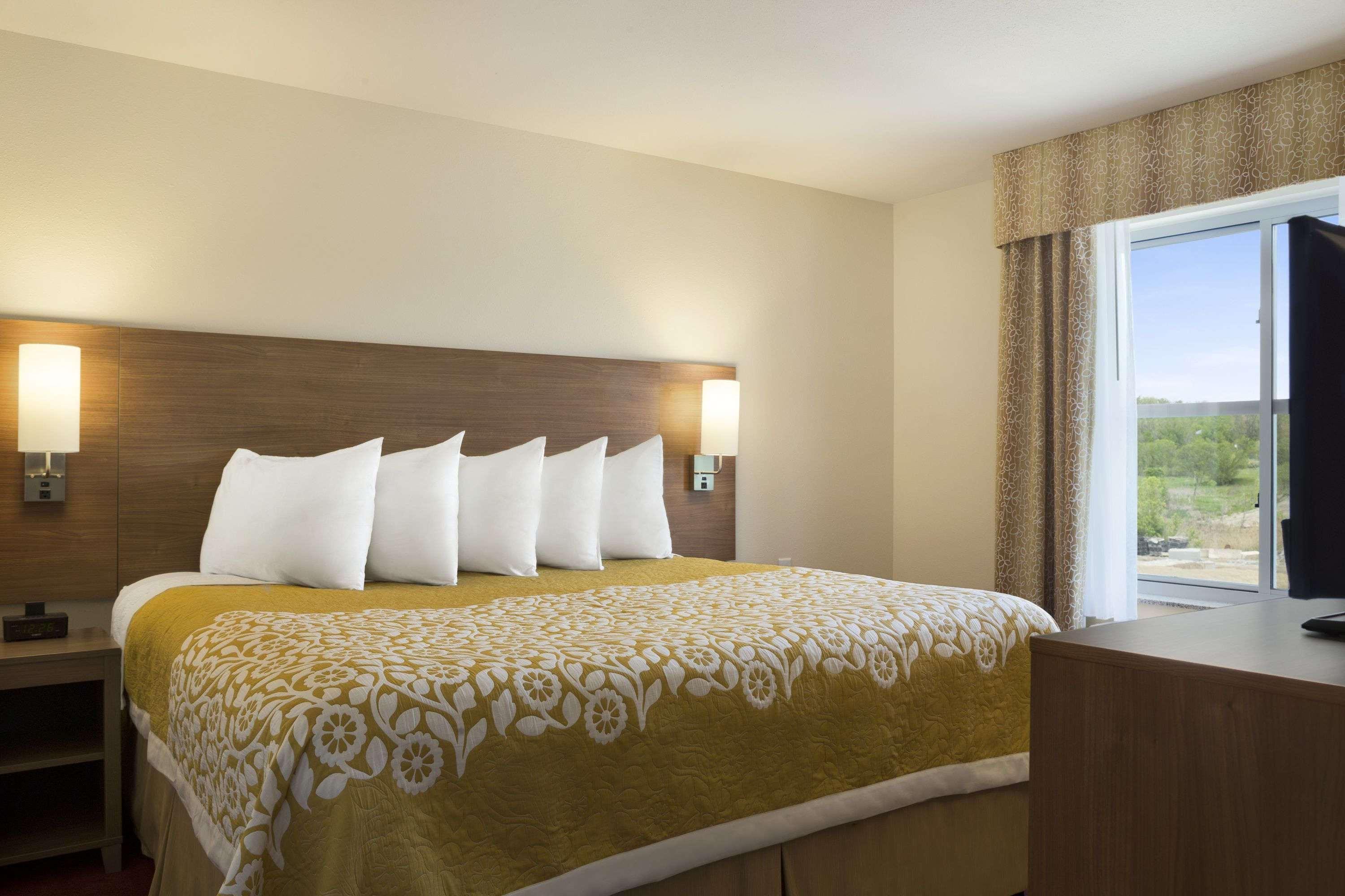 Days Inn & Suites By Wyndham Belmont Экстерьер фото