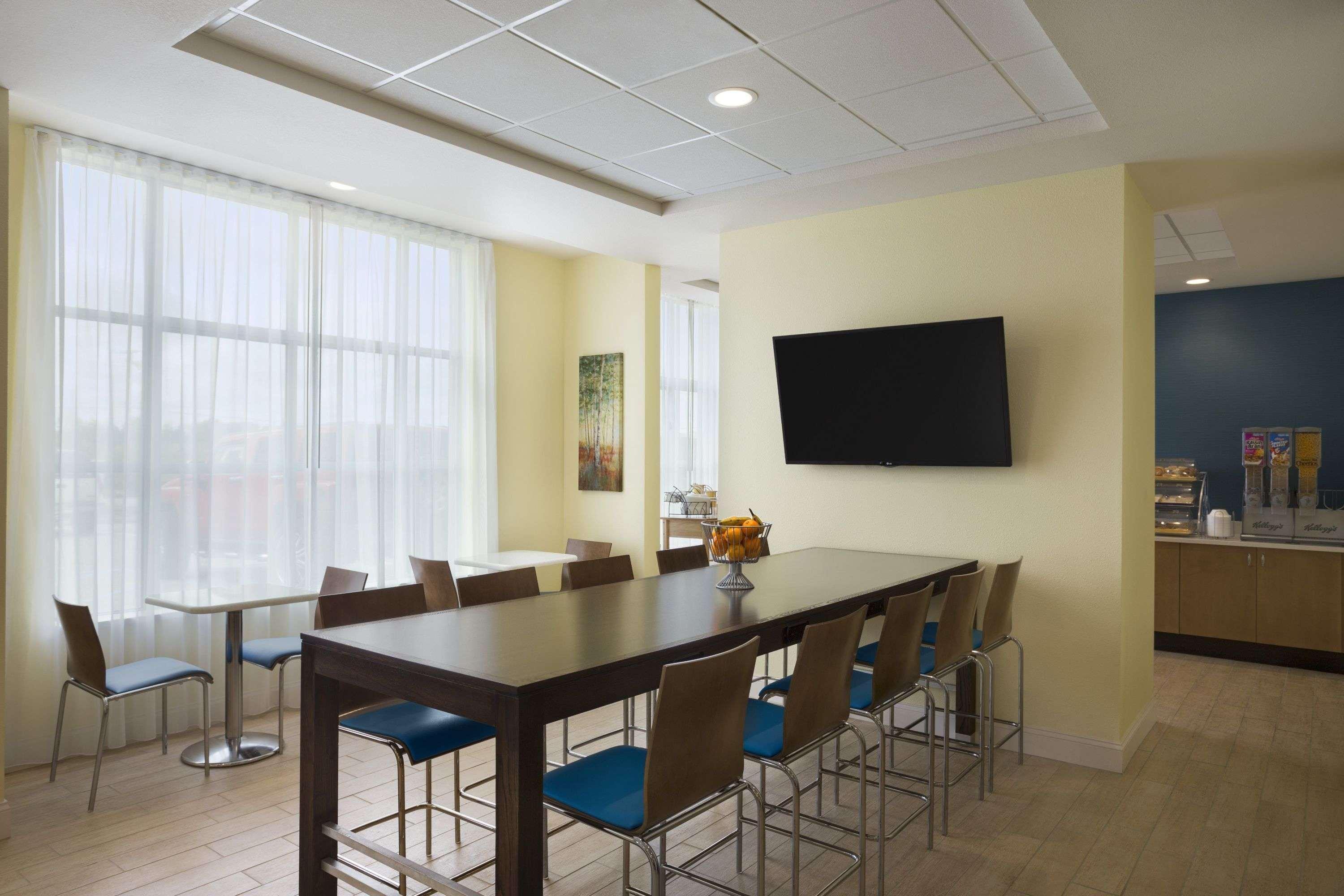 Days Inn & Suites By Wyndham Belmont Экстерьер фото