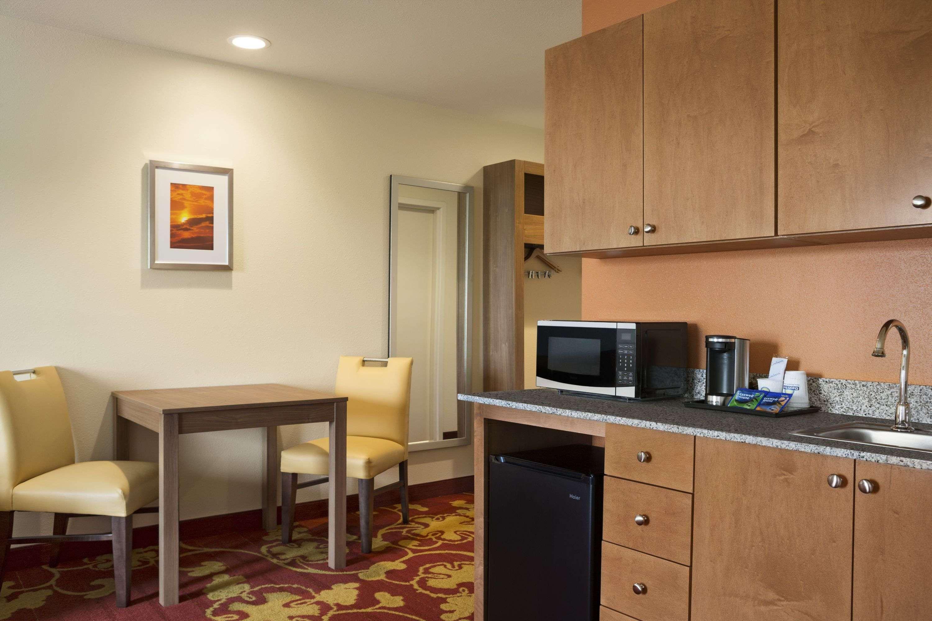 Days Inn & Suites By Wyndham Belmont Экстерьер фото