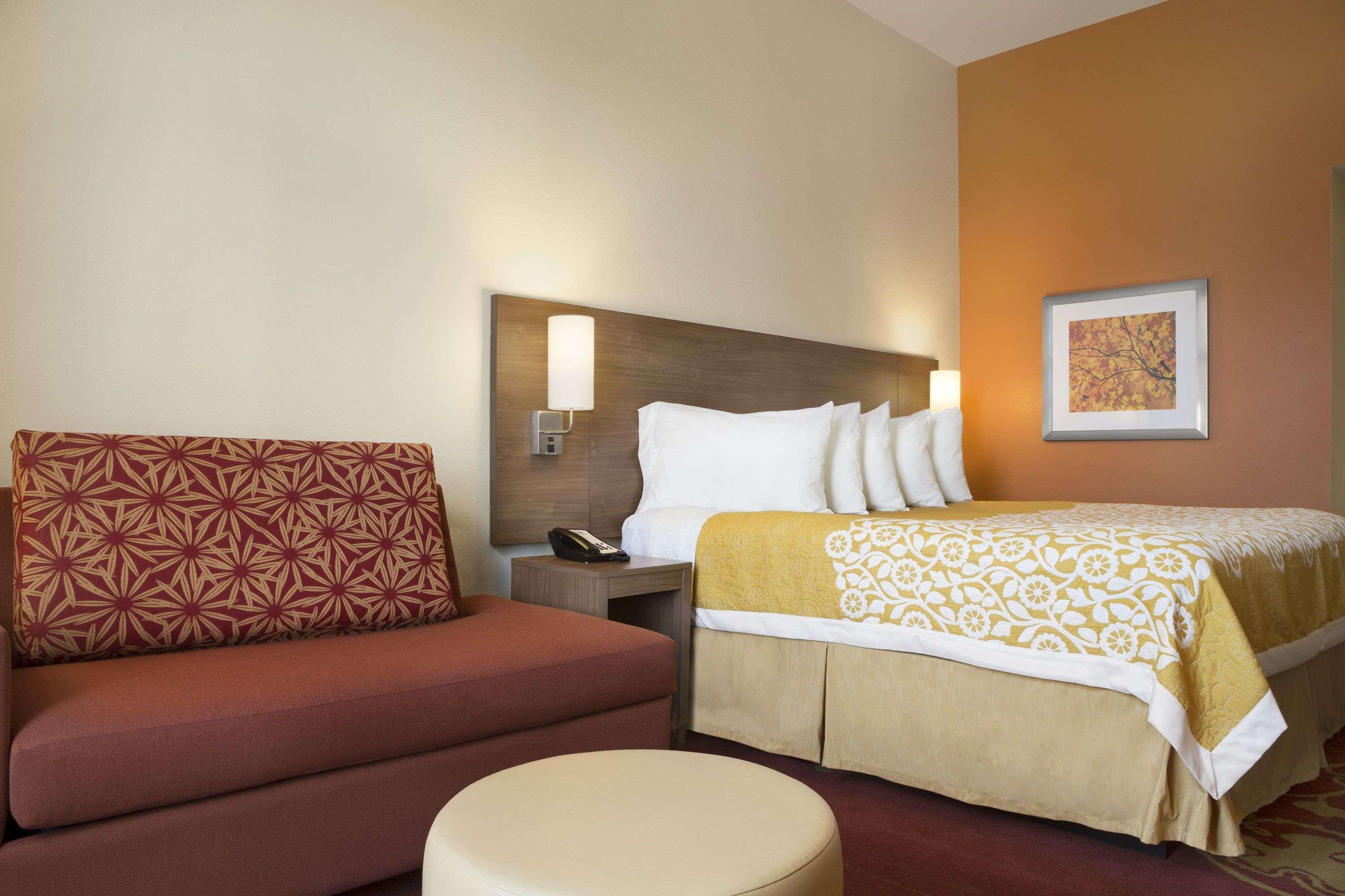 Days Inn & Suites By Wyndham Belmont Экстерьер фото