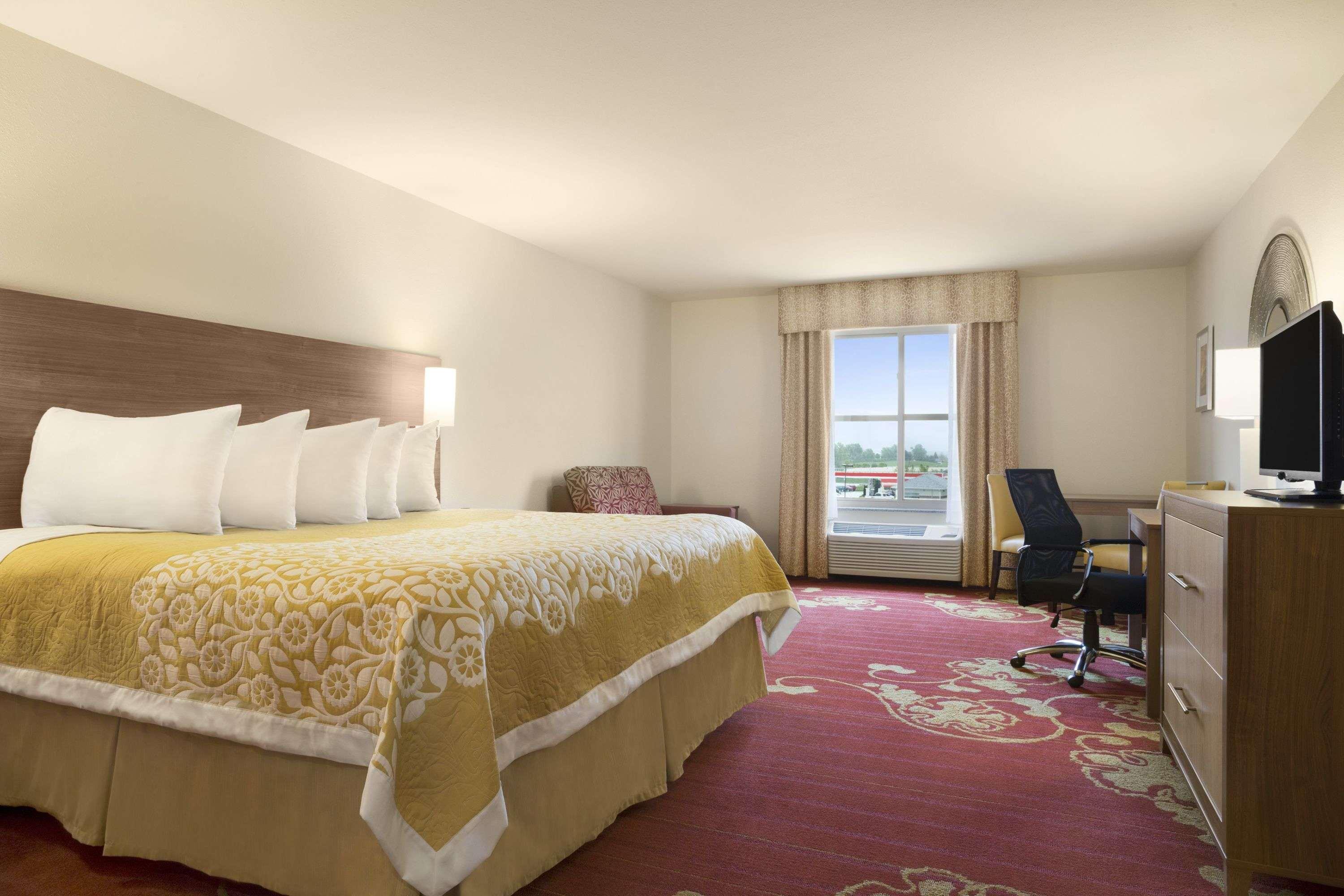 Days Inn & Suites By Wyndham Belmont Экстерьер фото