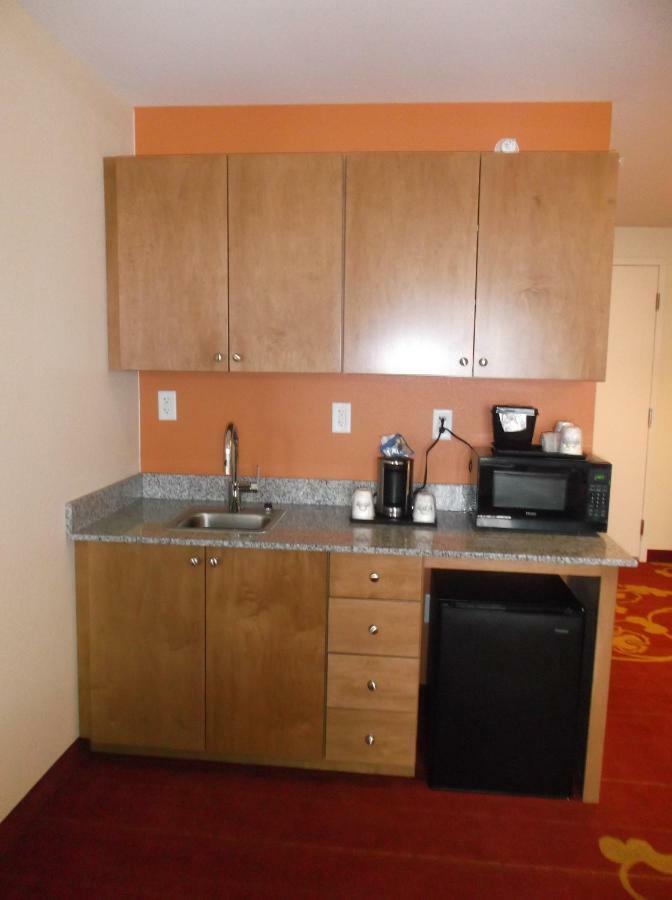 Days Inn & Suites By Wyndham Belmont Экстерьер фото